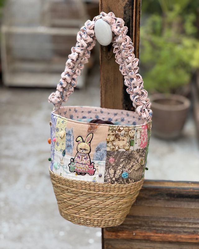 TAMAOWORLD刺繍ビーズ装飾のブルーシルバー三つ折り財布 TAMAOWORLD刺繍ビーズ装飾のブルーシルバー三つ折り財布